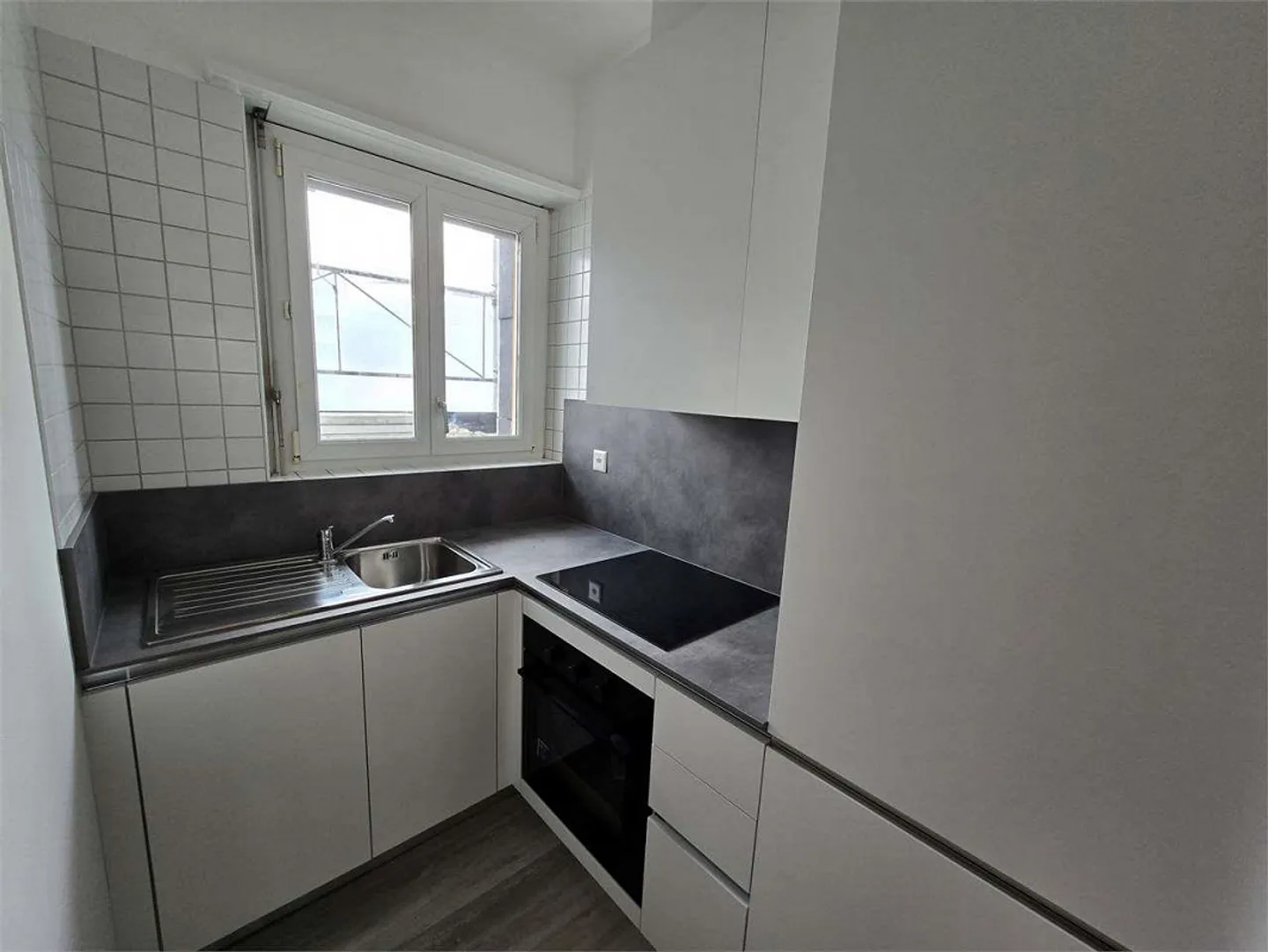 Chiasso - Grand appartement moderne de 4,5 pièces dans un immeuble entièrement rénové - Photo 2 sur 6