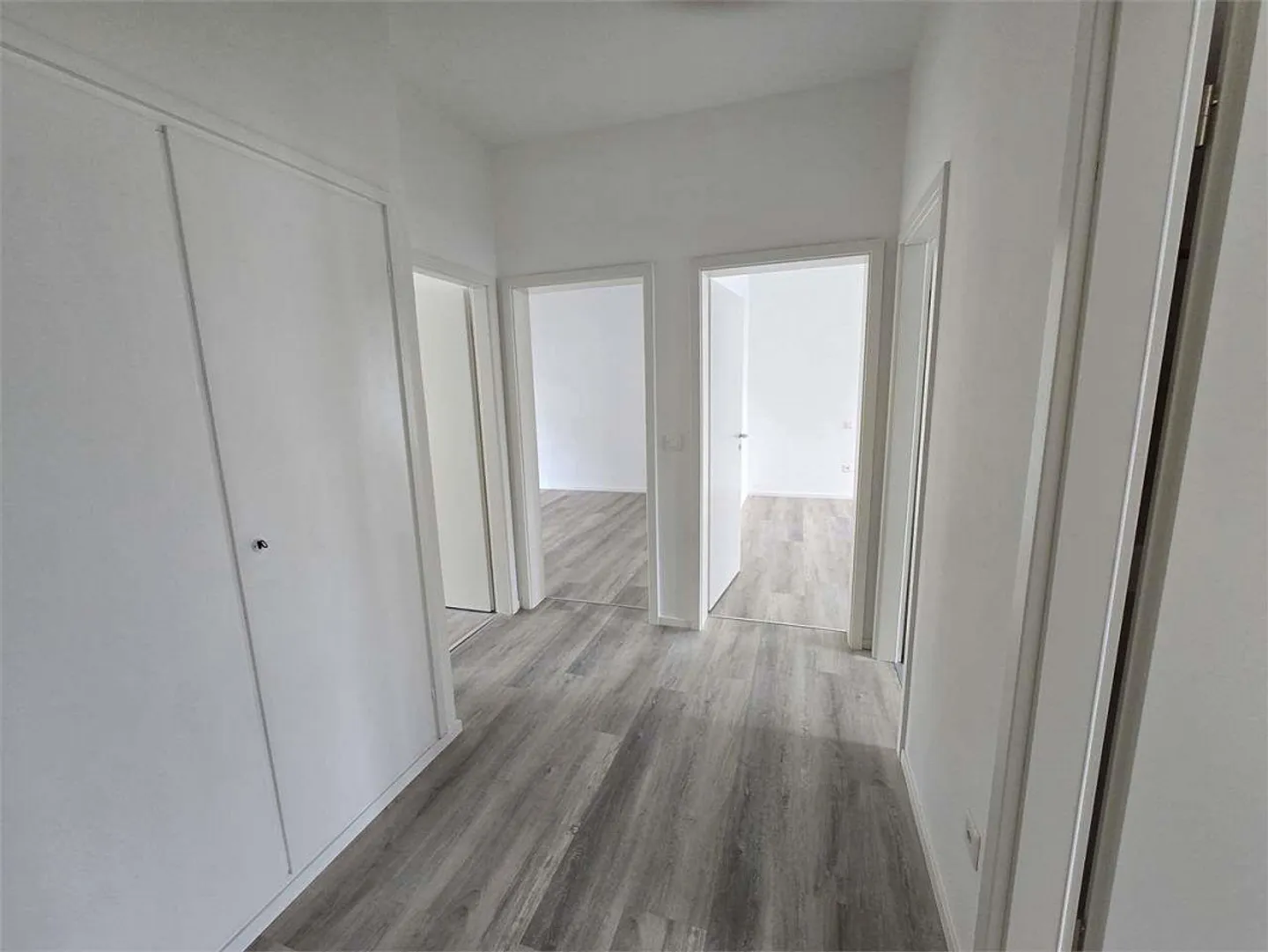 Chiasso - Grand appartement moderne de 4,5 pièces dans un immeuble entièrement rénové - Photo 3 sur 6