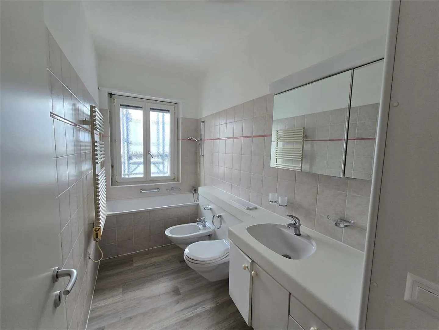 Chiasso - Grand appartement moderne de 4,5 pièces dans un immeuble entièrement rénové - Photo 4 sur 6