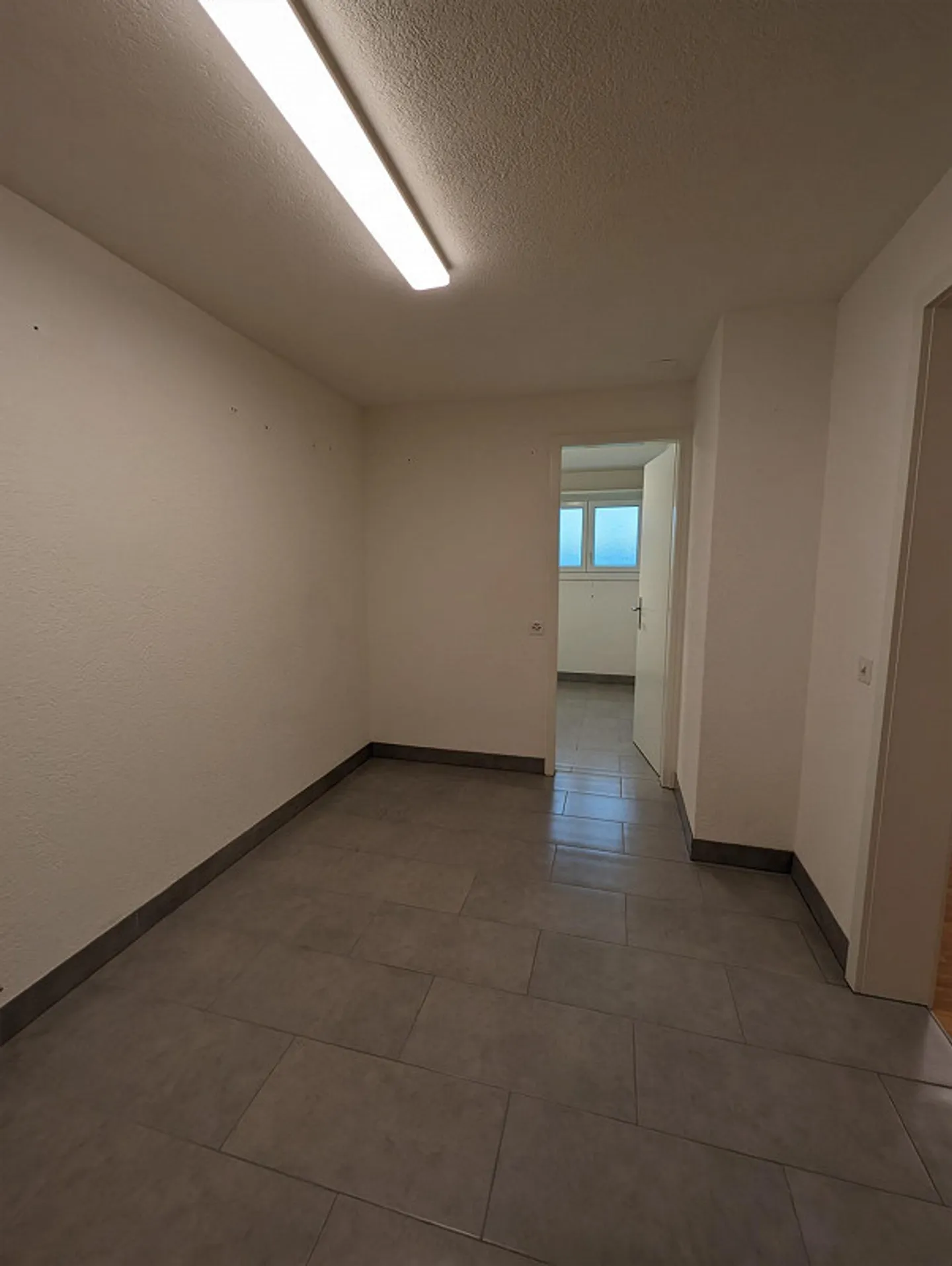 Office / Studio in the basement of a small multi-family house - Photo 2 of 8