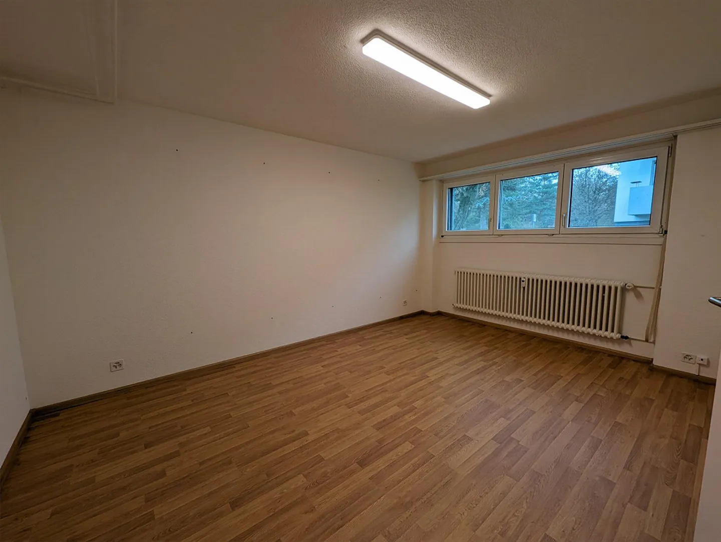 Office / Studio in the basement of a small multi-family house - Photo 3 of 8