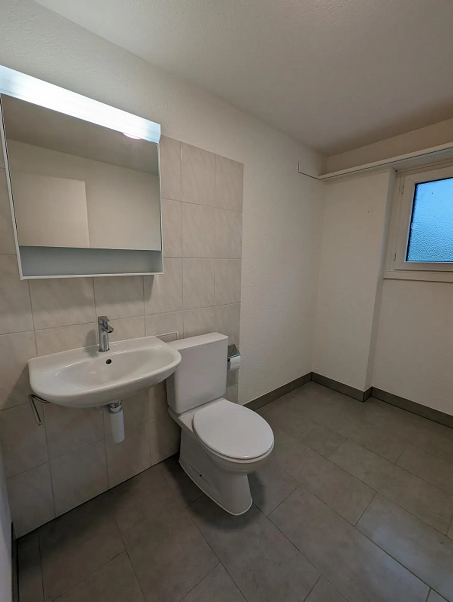 Office / Studio in the basement of a small multi-family house - Photo 5 of 8