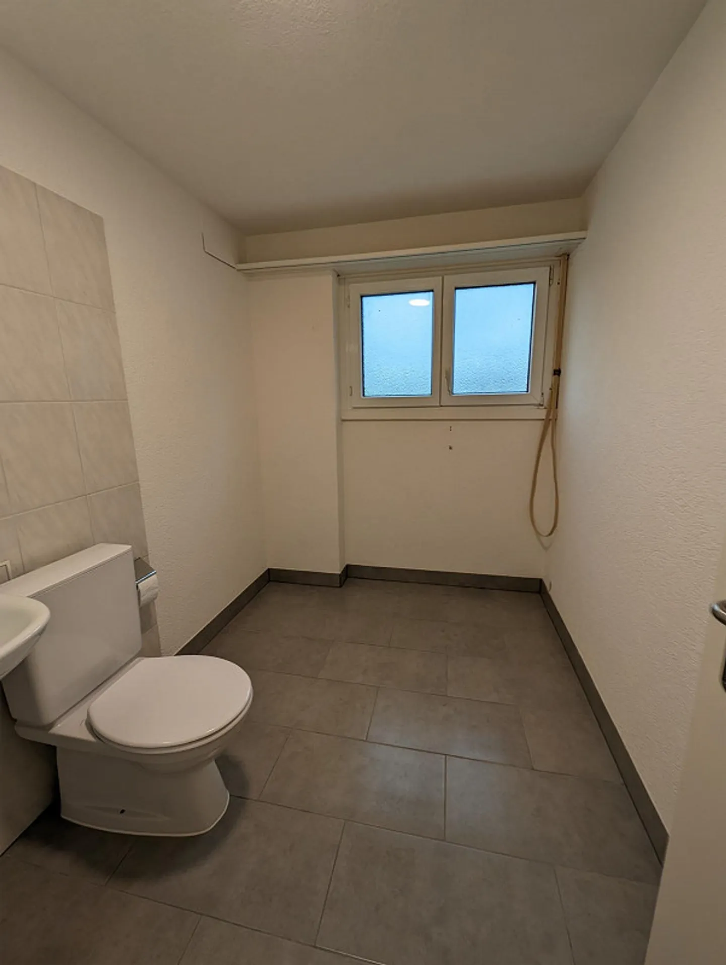 Office / Studio in the basement of a small multi-family house - Photo 6 of 8