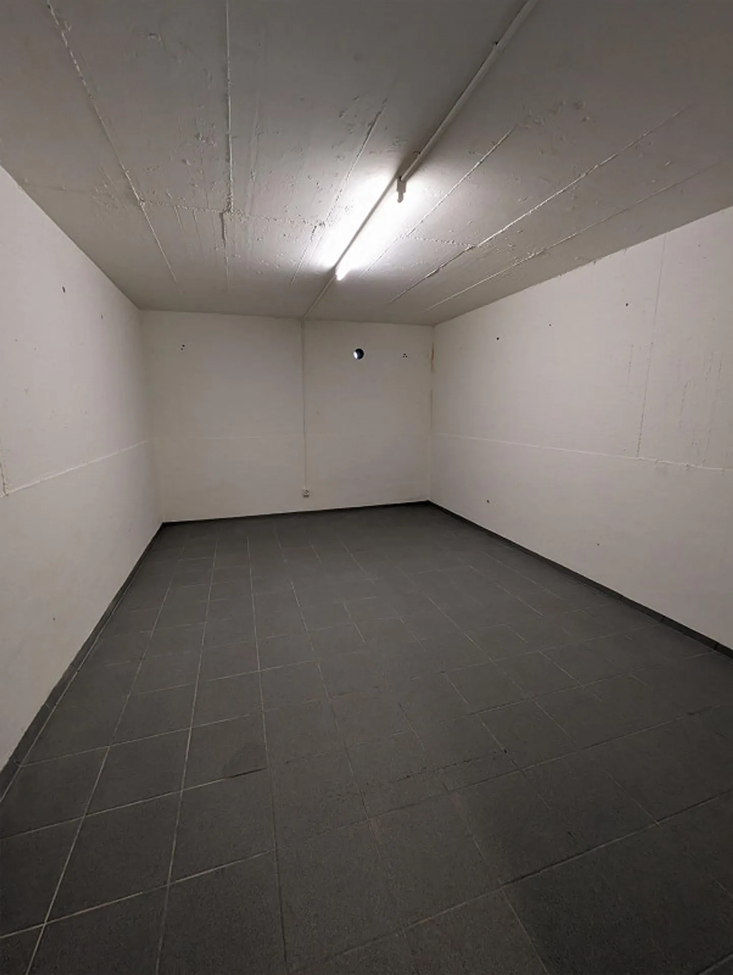 Office / Studio in the basement of a small multi-family house - Photo 7 of 8