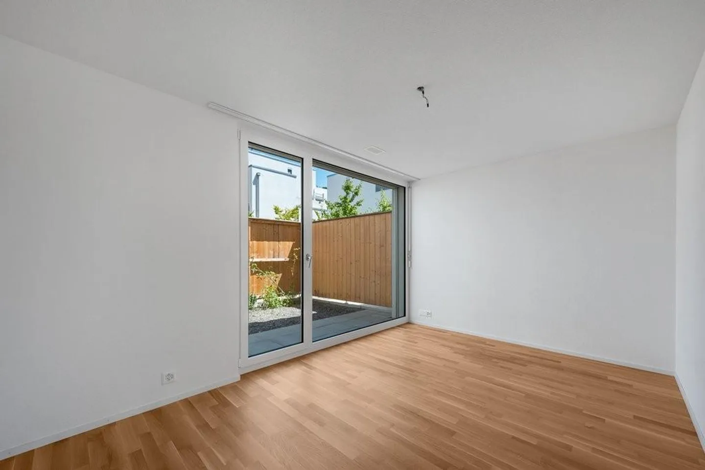 Grosszügige Wohnung mit zwei Gartensitzplätzen - Photo 4 of 11