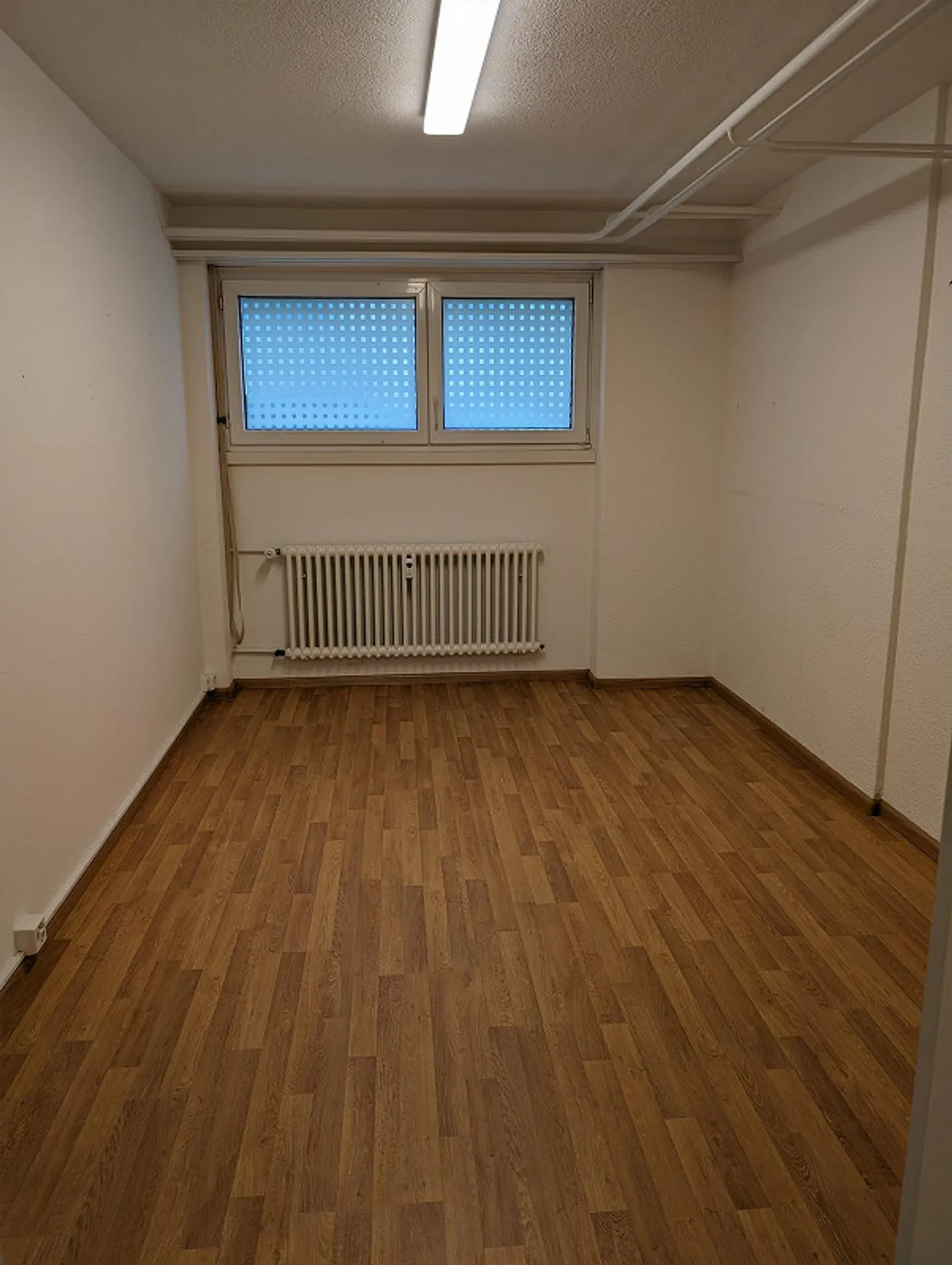 Office / Studio in the basement of a small multi-family house - Photo 4 of 8