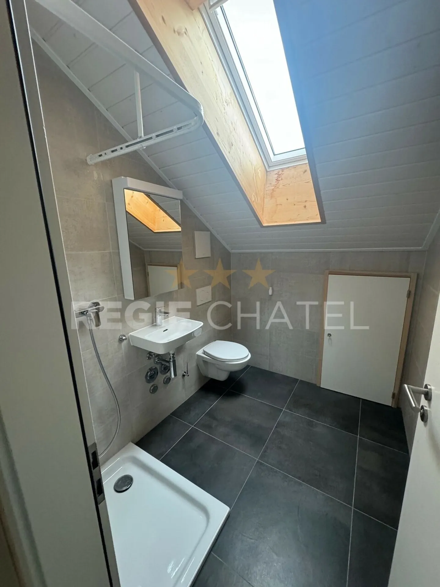 Studio on the 2nd floor - Photo 3 of 8