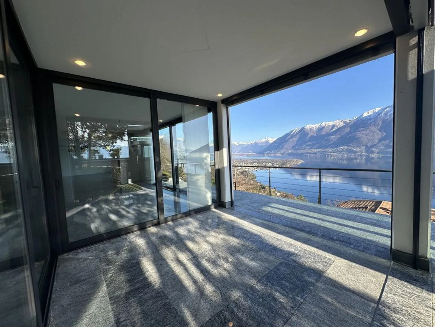 Un Capolavoro di Eleganza con Vista sul Lago Maggiore Dove il Lusso... - Foto 1 di 5