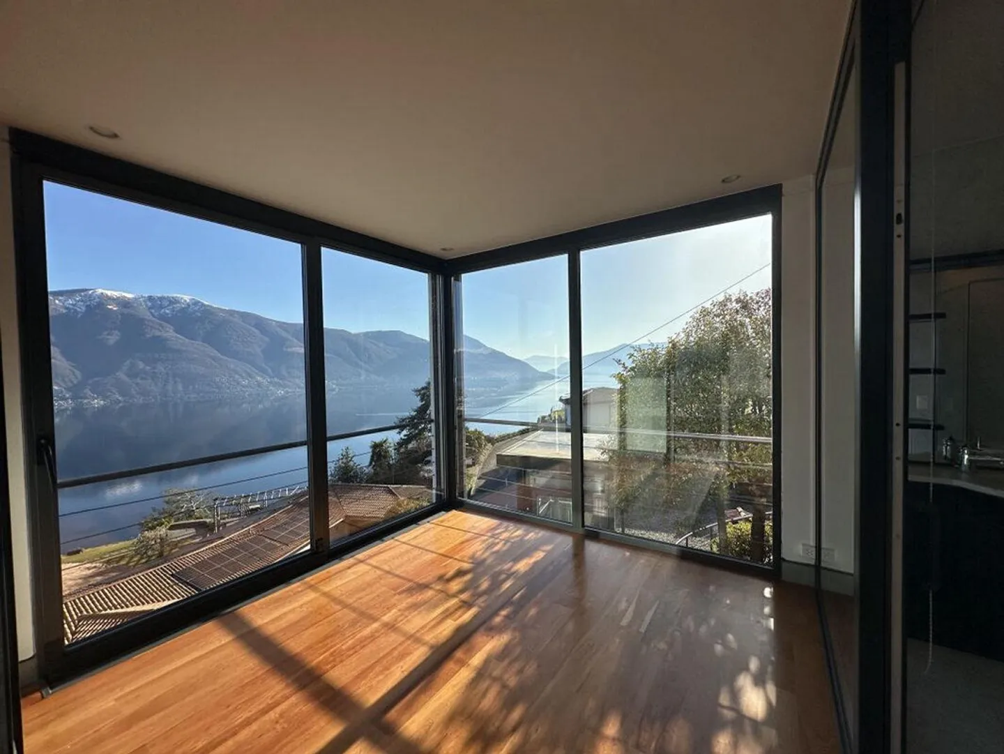 Un Capolavoro di Eleganza con Vista sul Lago Maggiore Dove il Lusso... - Foto 2 di 5