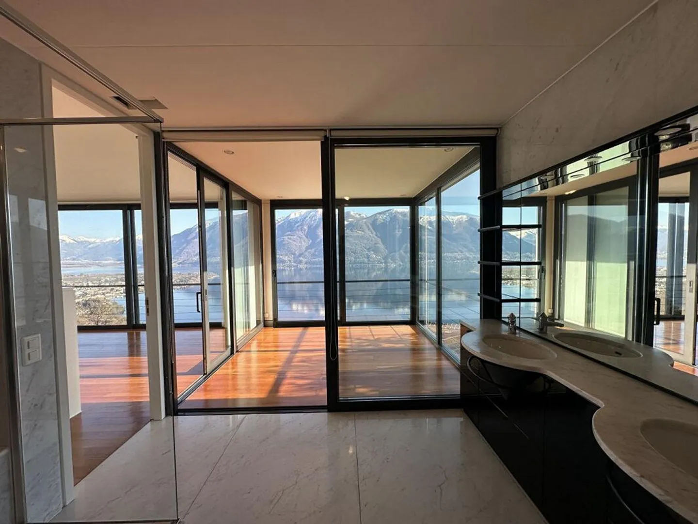 Un Capolavoro di Eleganza con Vista sul Lago Maggiore Dove il Lusso... - Foto 5 di 5