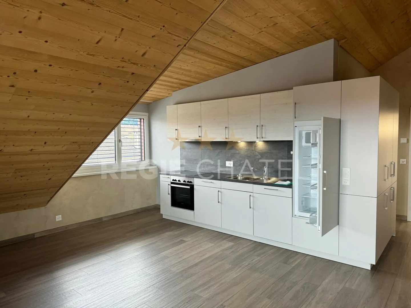 Studio on the 2nd floor - Photo 5 of 8