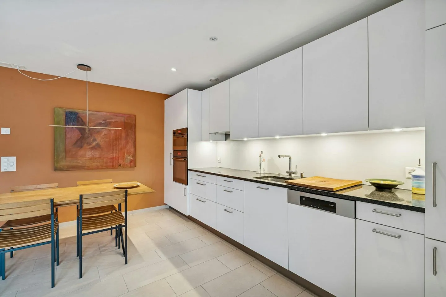 Appartamento mansardato su due livelli con balcone e posto auto sotterraneo - Foto 3 di 11