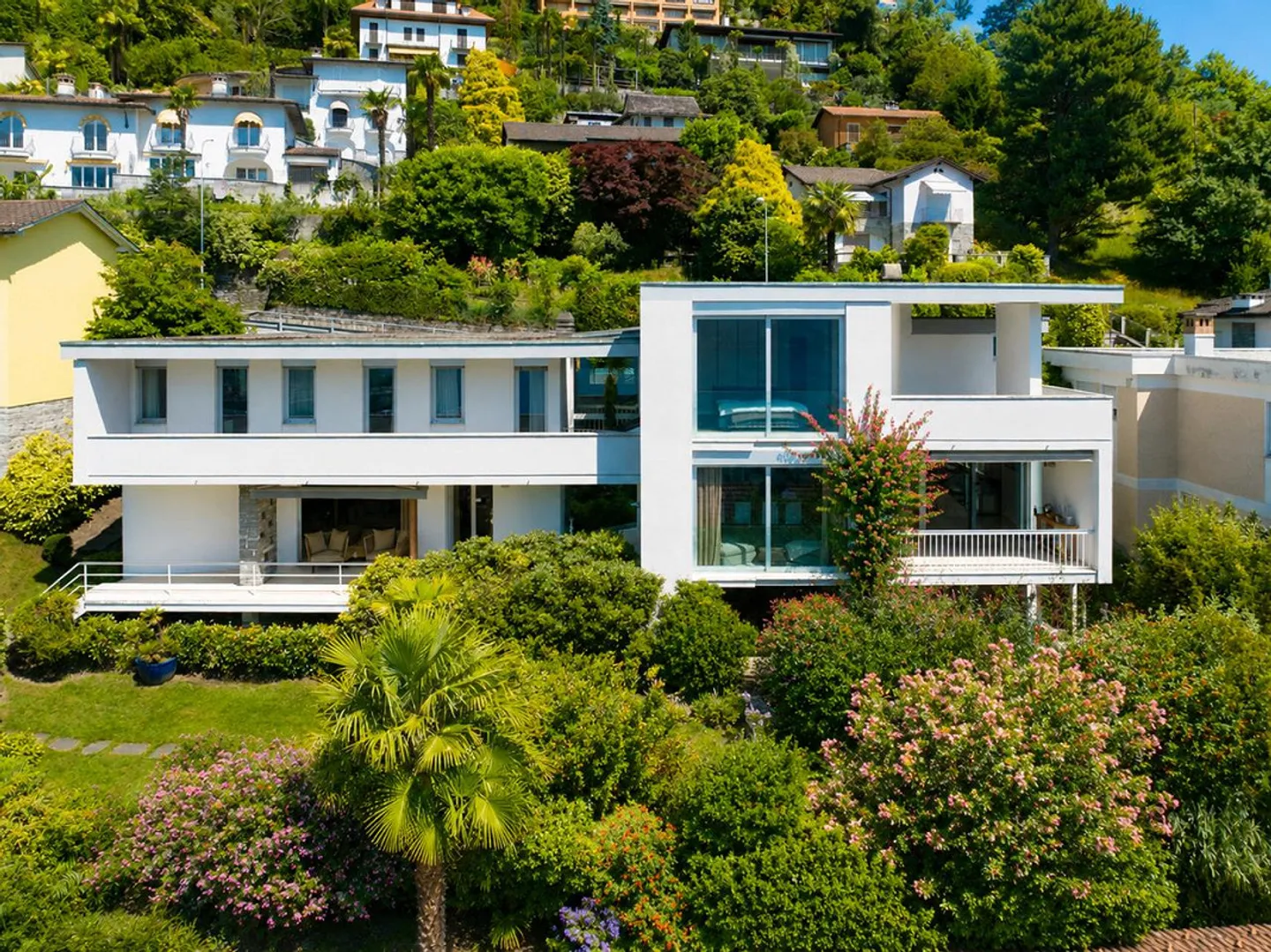 Moderne Villa mit Seeblick - Foto 1 von 19