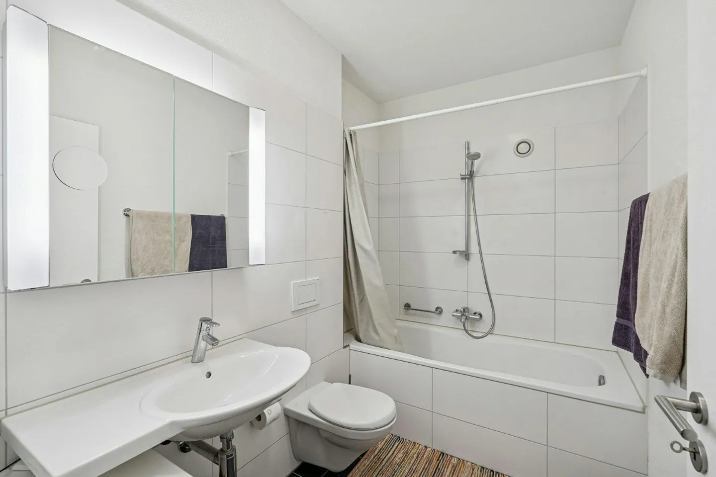 Appartamento mansardato su due livelli con balcone e posto auto sotterraneo - Foto 4 di 11