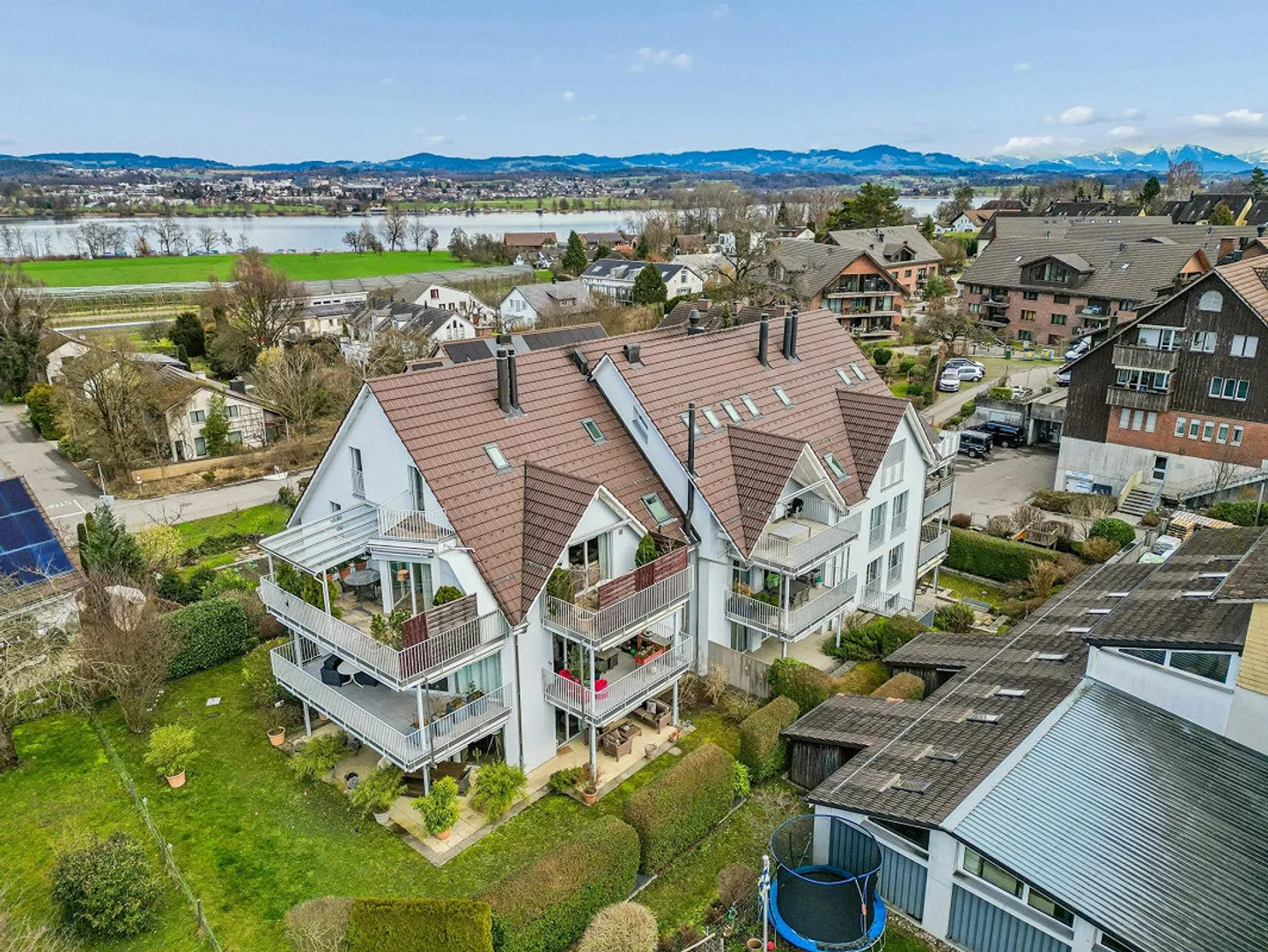 Appartamento mansardato su due livelli con balcone e posto auto sotterraneo - Foto 7 di 11