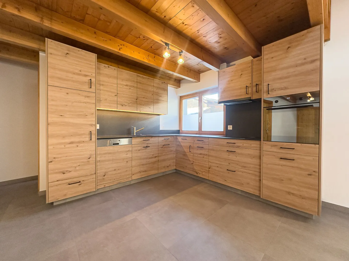 Ampio appartamento ristrutturato - Foto 2 di 8