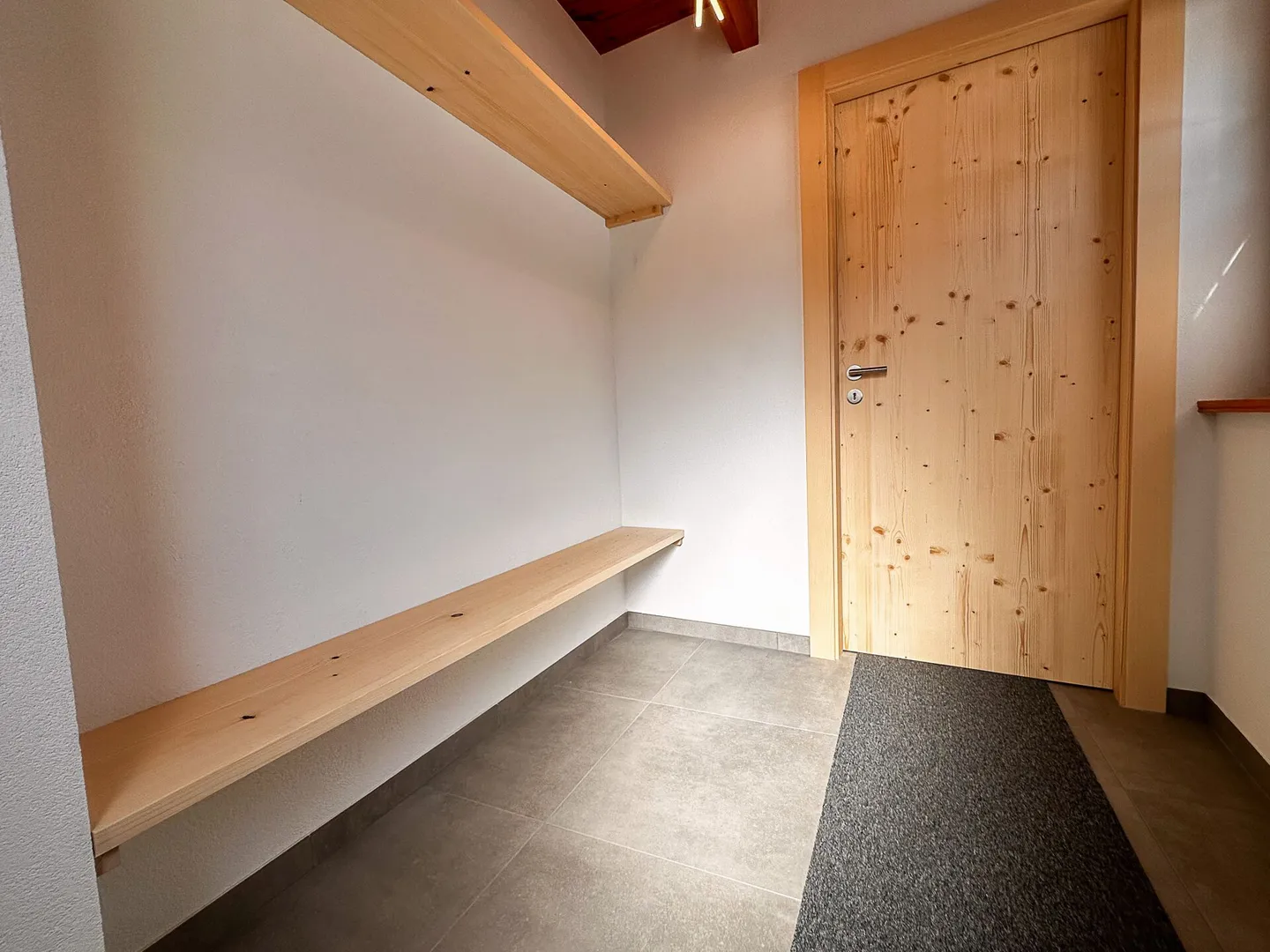 Ampio appartamento ristrutturato - Foto 3 di 8