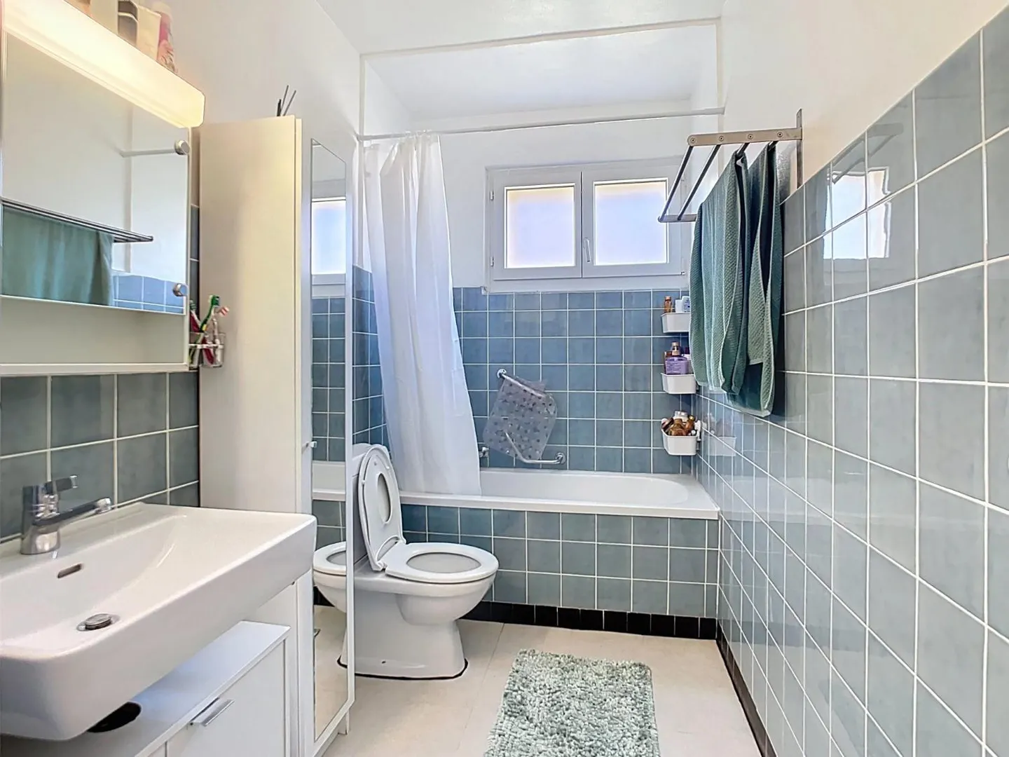 Sunny with spacious balcony - Photo 7 of 8