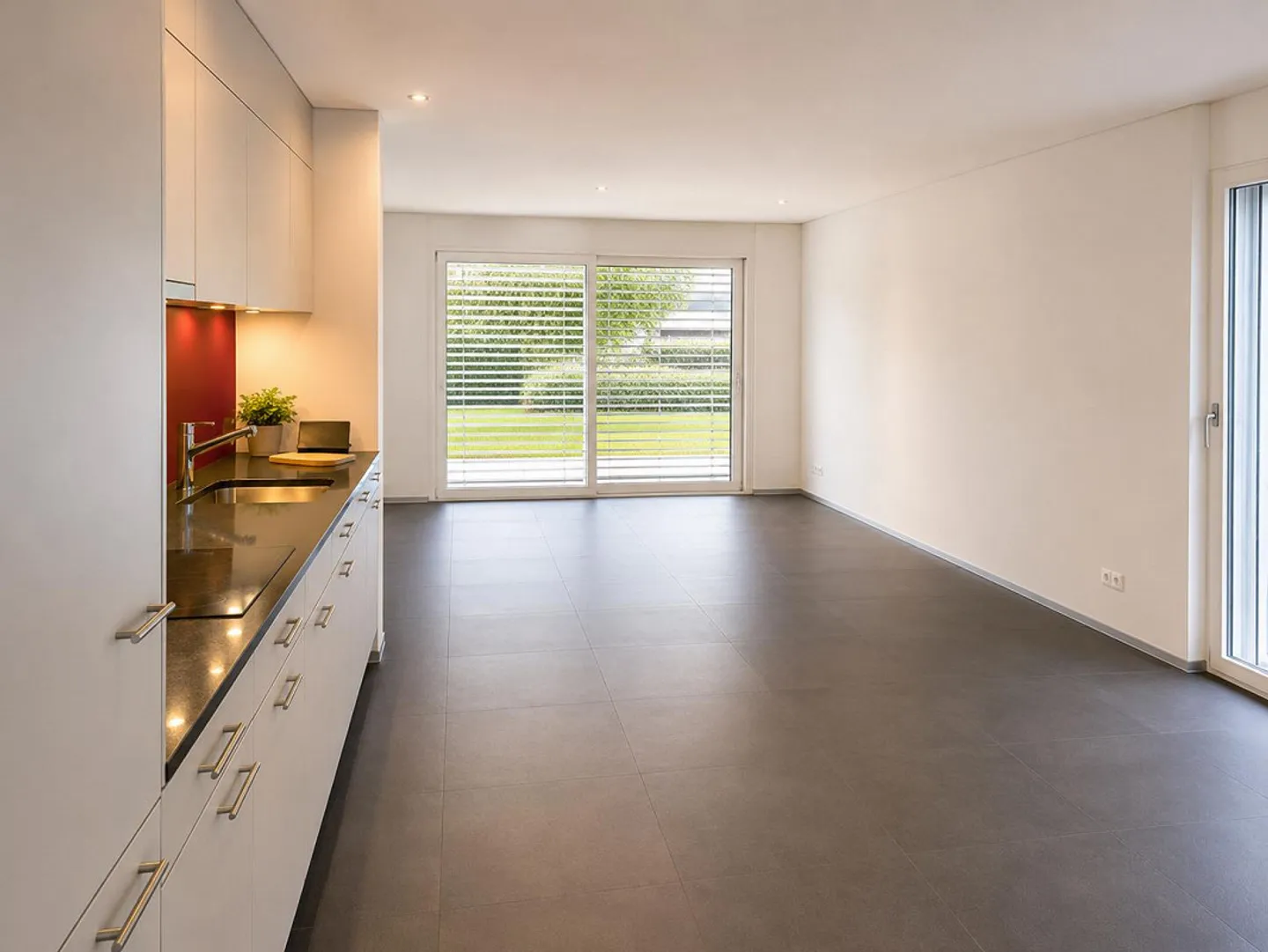 Moderne Familienwohnung mit Balkon - Foto 2 von 14