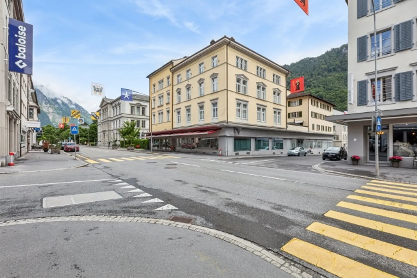Mixed-use building for rent - Photo 1 of 10
