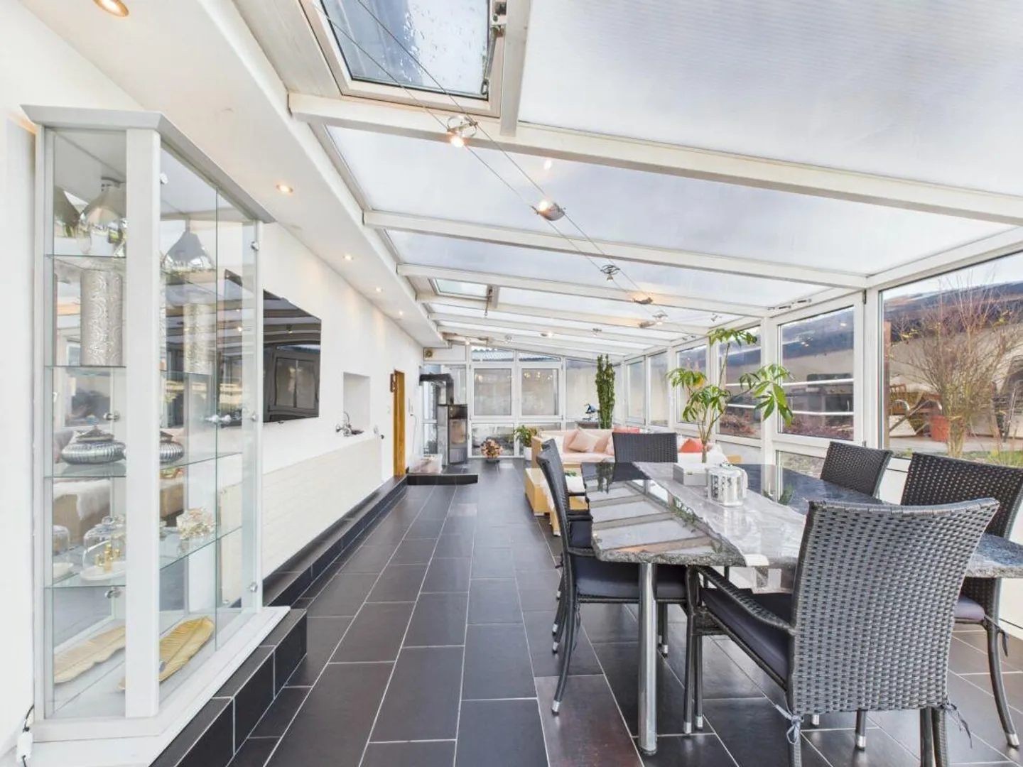 Spacious Living with Panoramic Winter Garden - Photo 3 of 10