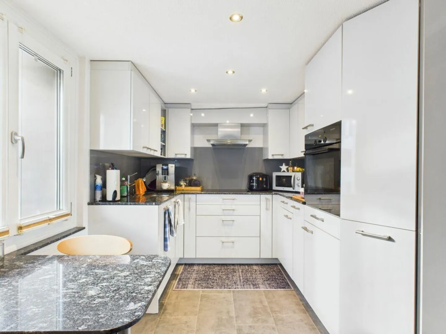 Spacious Living with Panoramic Winter Garden - Photo 5 of 10