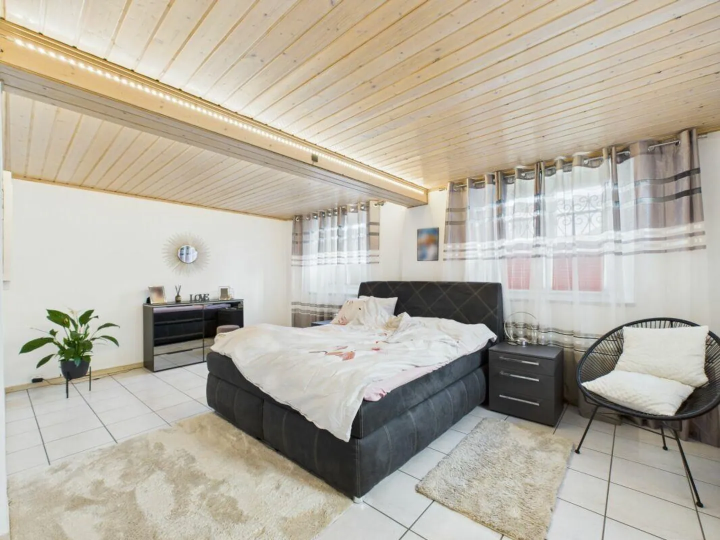 Spacious Living with Panoramic Winter Garden - Photo 6 of 10