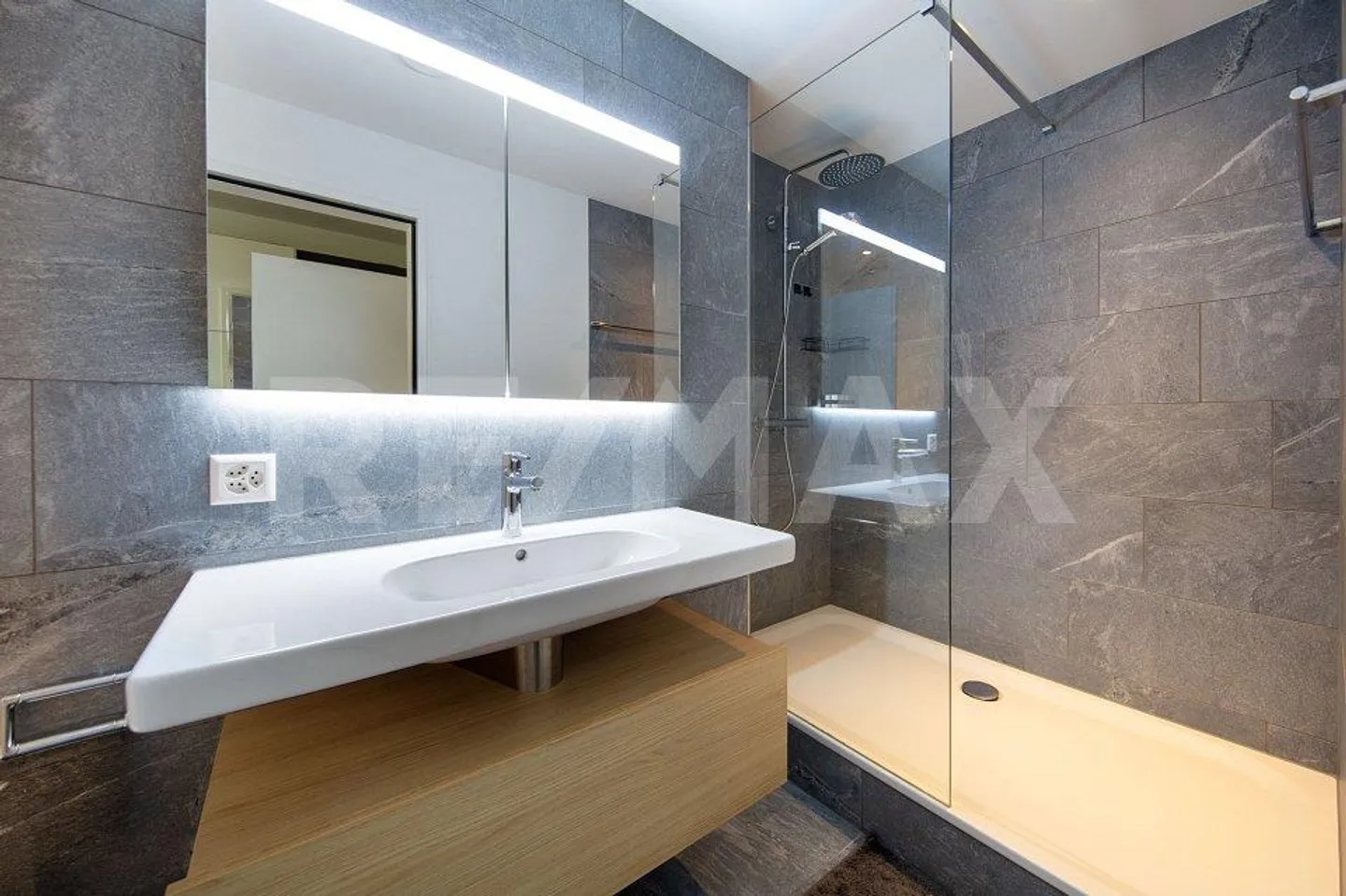 Exclusive 3.5-room panoramic apartment with large terrace and close to the lake,... - Photo 9 of 13