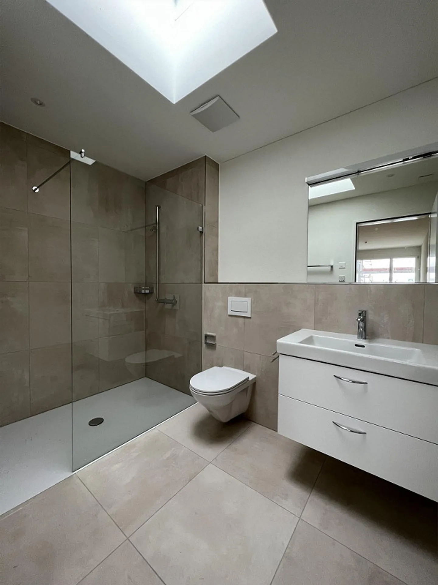 Centrally located modern new apartment - Photo 3 of 14