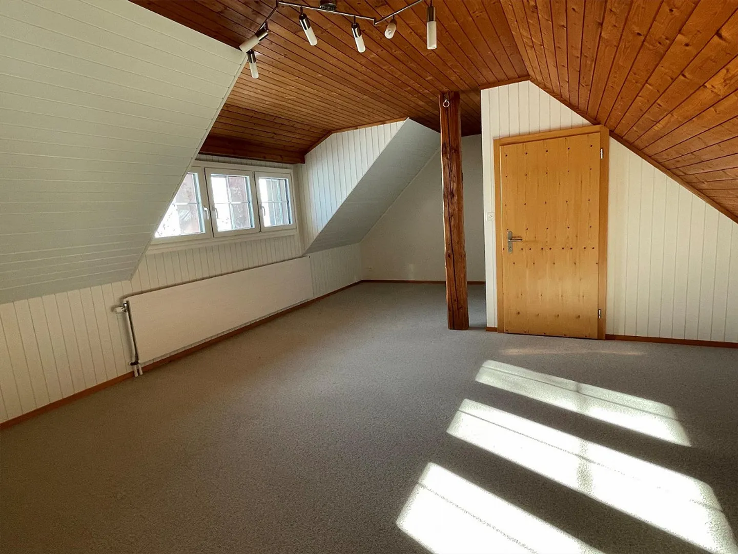 Appartement sous les combles de 2,5 pièces - Photo 3 sur 8