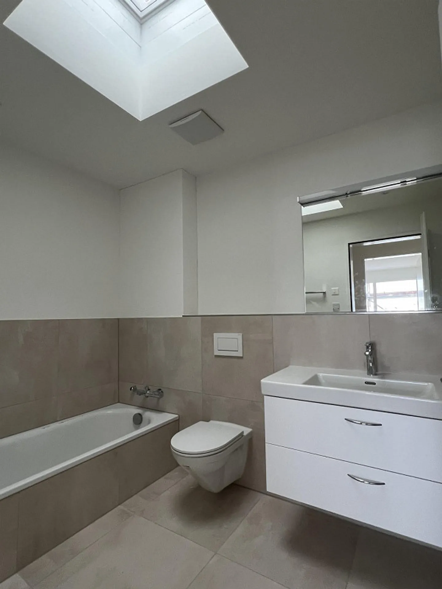 Centrally located modern new apartment - Photo 4 of 14