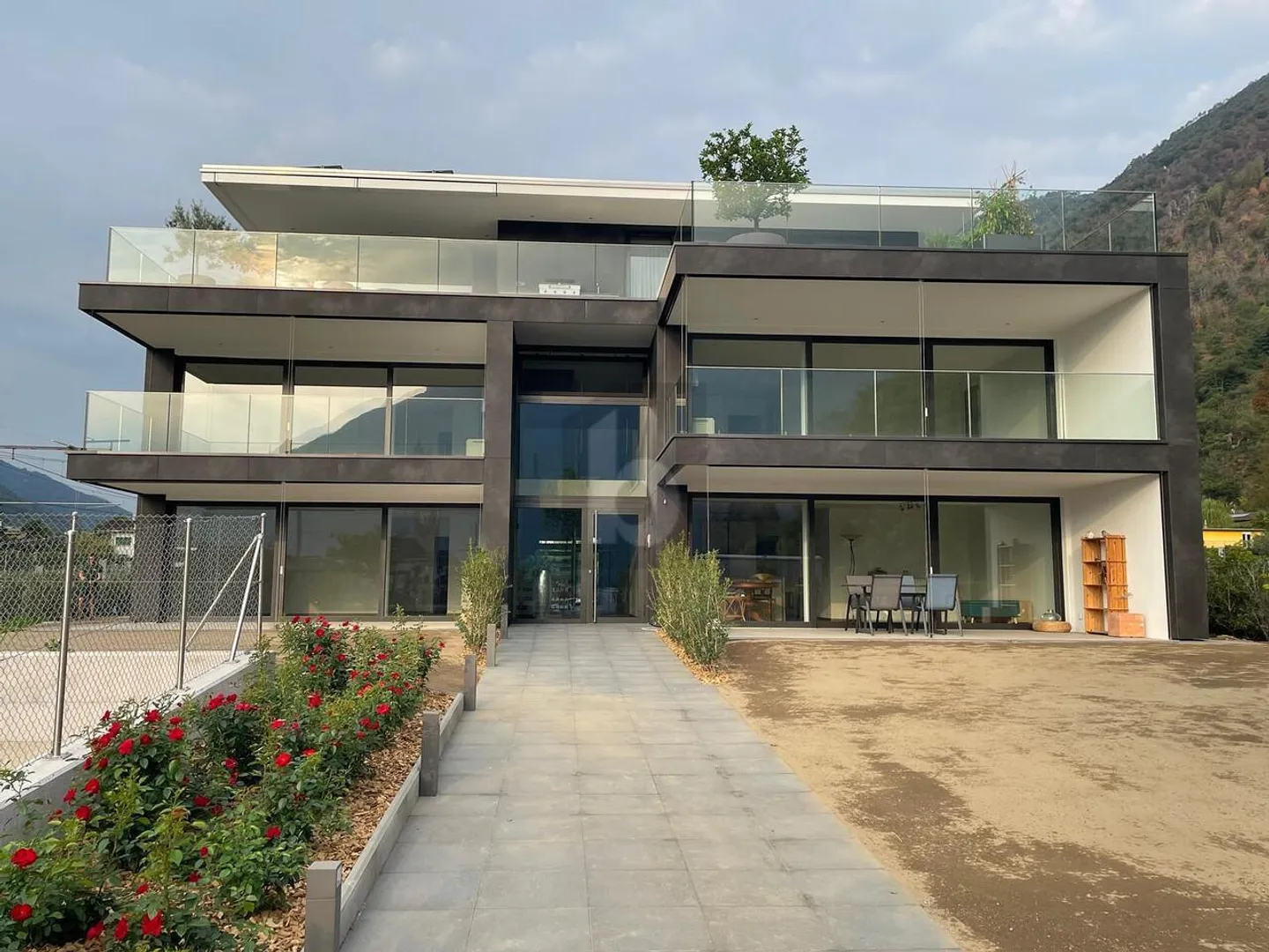 NUOVA COSTRUZIONE, ELEGANTE CON AMPIA TERRAZZA - Photo 4 sur 6