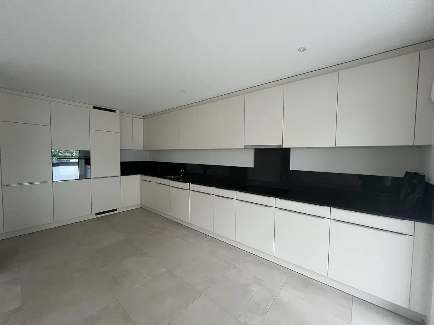 Centrally located modern new apartment - Photo 6 of 14