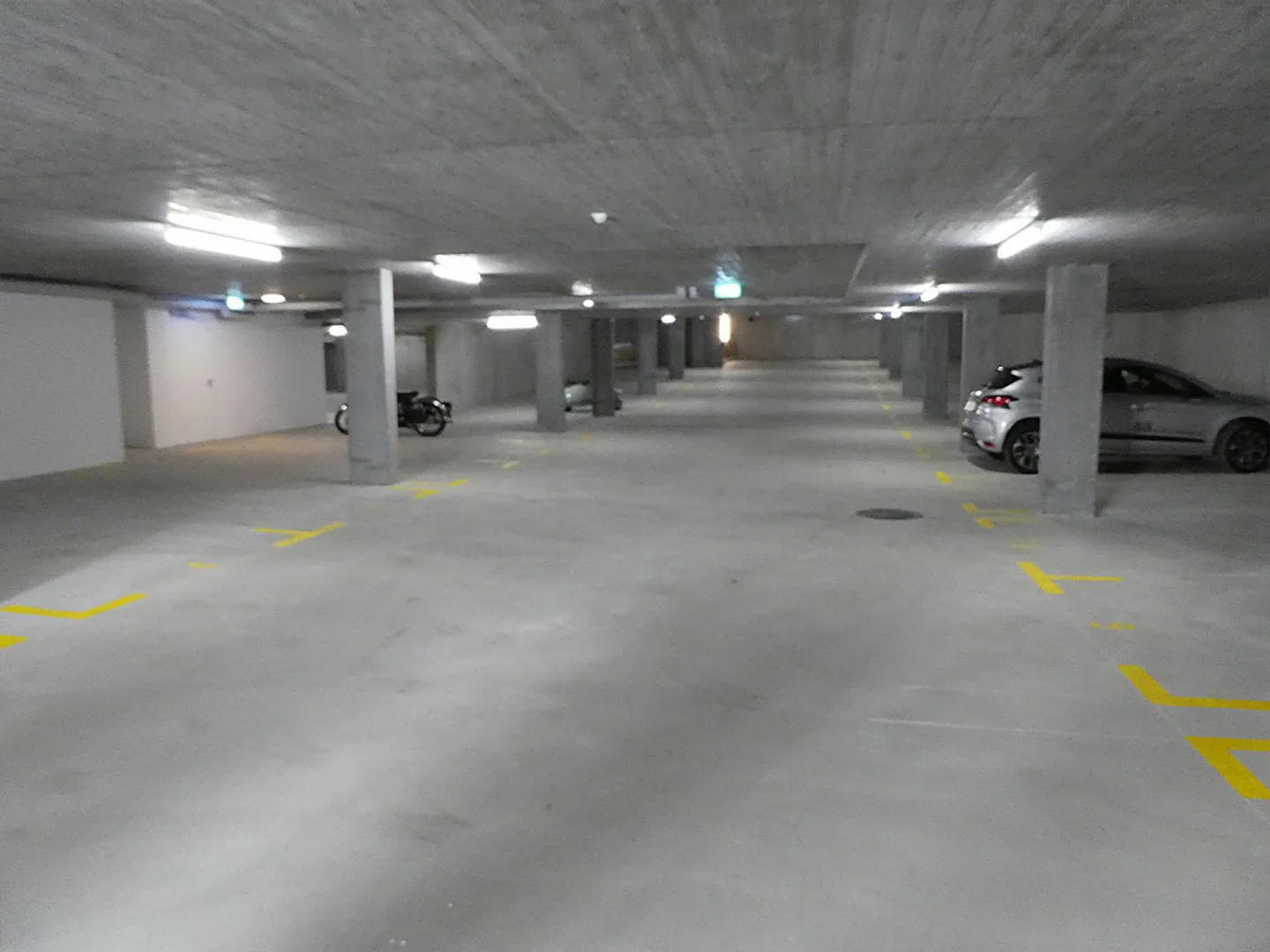 Place de parking dans la halle - Photo 1 sur 1