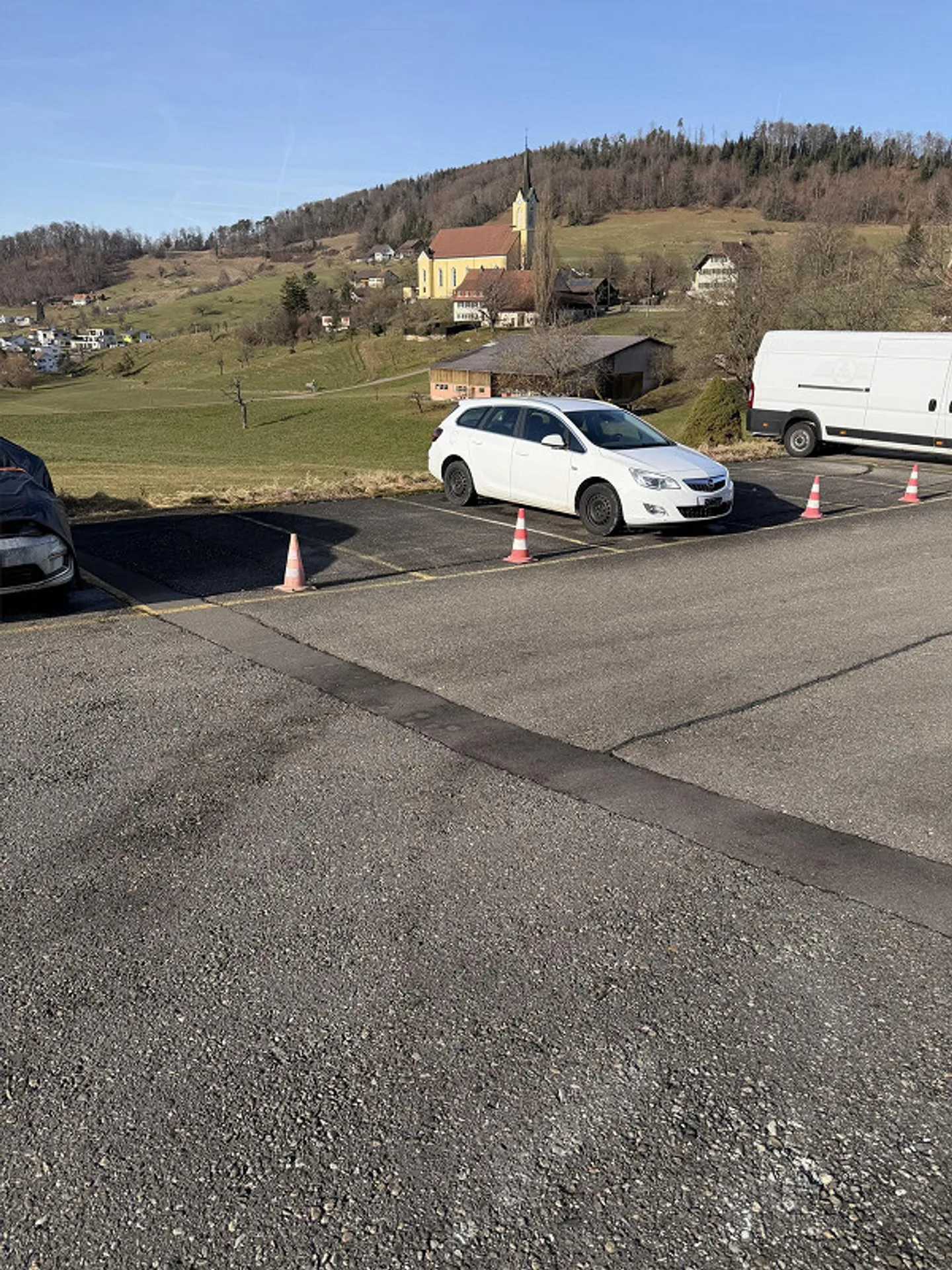 Espace de vente pour voitures sur la route principale à Nunningen - Photo 2 sur 3
