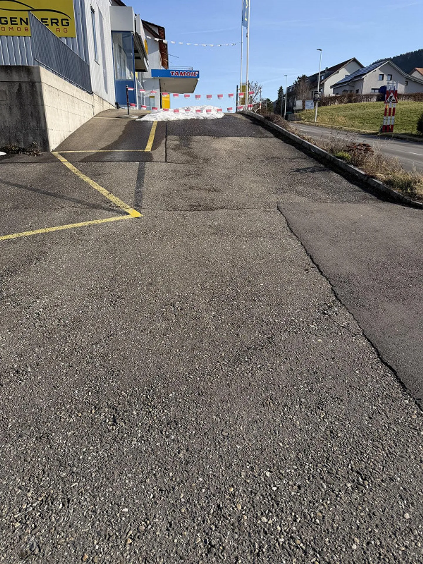 Espace de vente pour voitures sur la route principale à Nunningen - Photo 3 sur 3