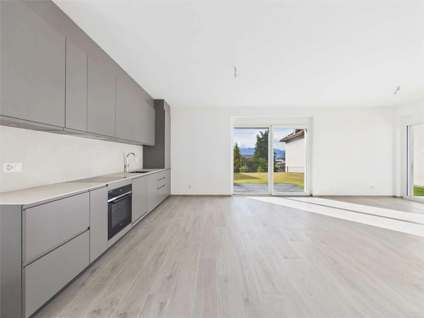 Neue Villa im Grünen in Sant'Antonino - Foto 1 von 13