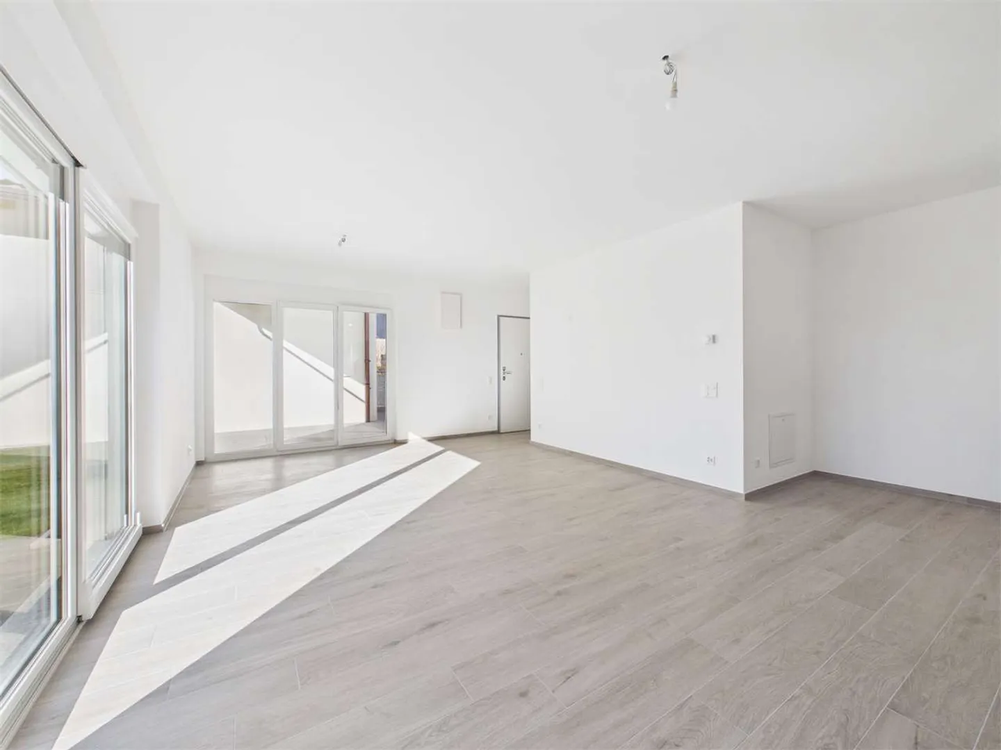 Neue Villa im Grünen in Sant'Antonino - Foto 3 von 13