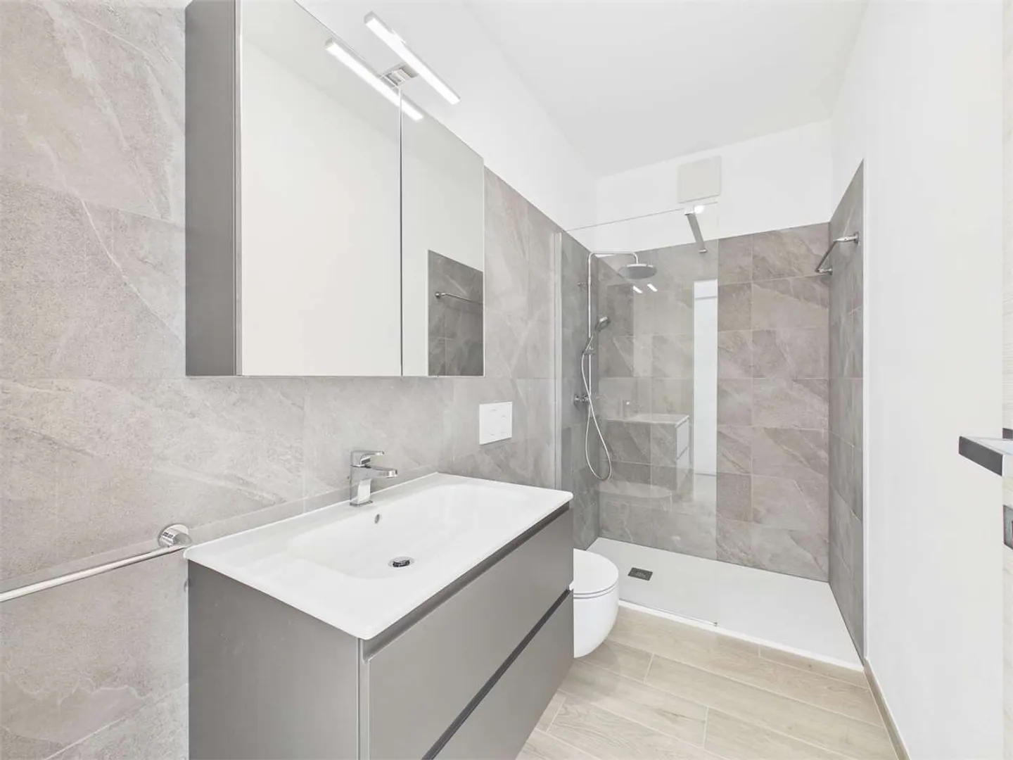 Neue Villa im Grünen in Sant'Antonino - Foto 5 von 13