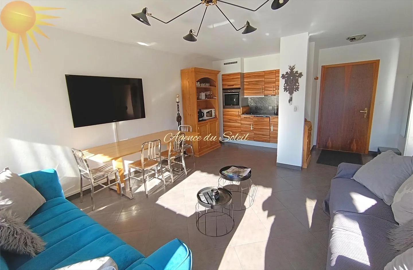 For rent year-round or for the winter season, this adorable 2.5 room apartment in the heart of the - Photo 2 of 12