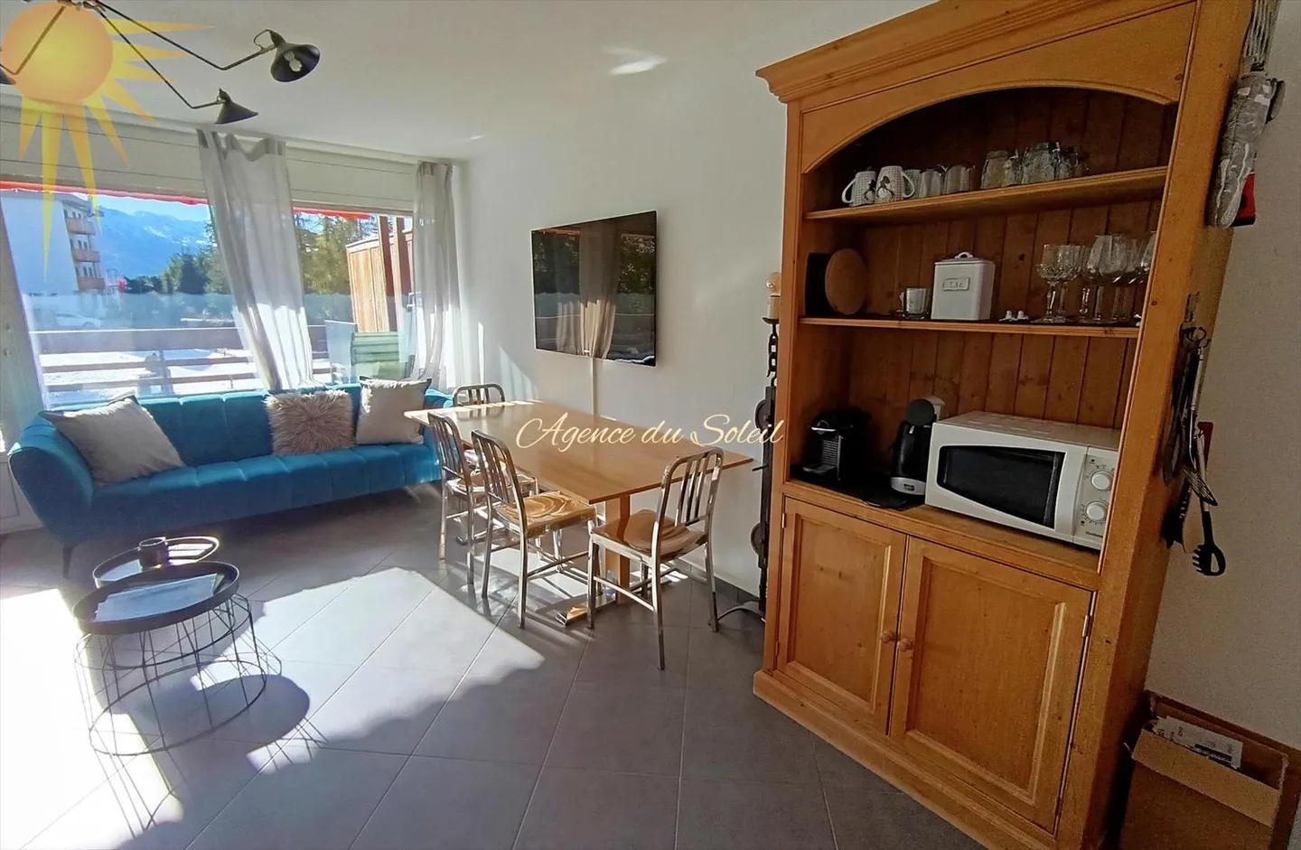 For rent year-round or for the winter season, this adorable 2.5 room apartment in the heart of the - Photo 3 of 12