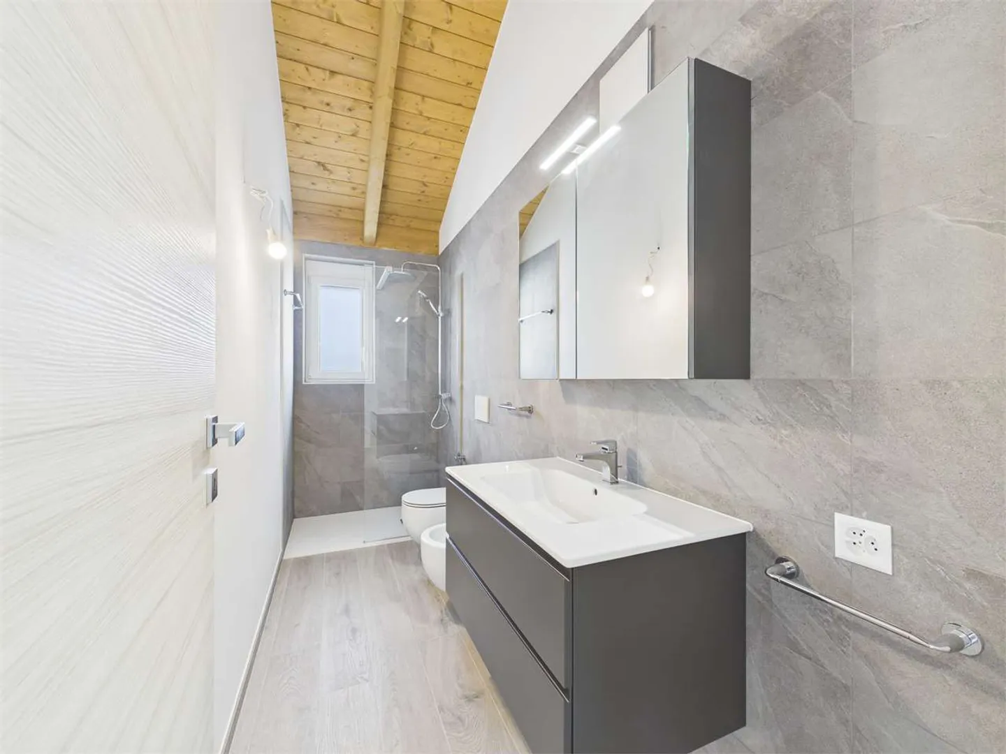 Neue Villa im Grünen in Sant'Antonino - Foto 10 von 13