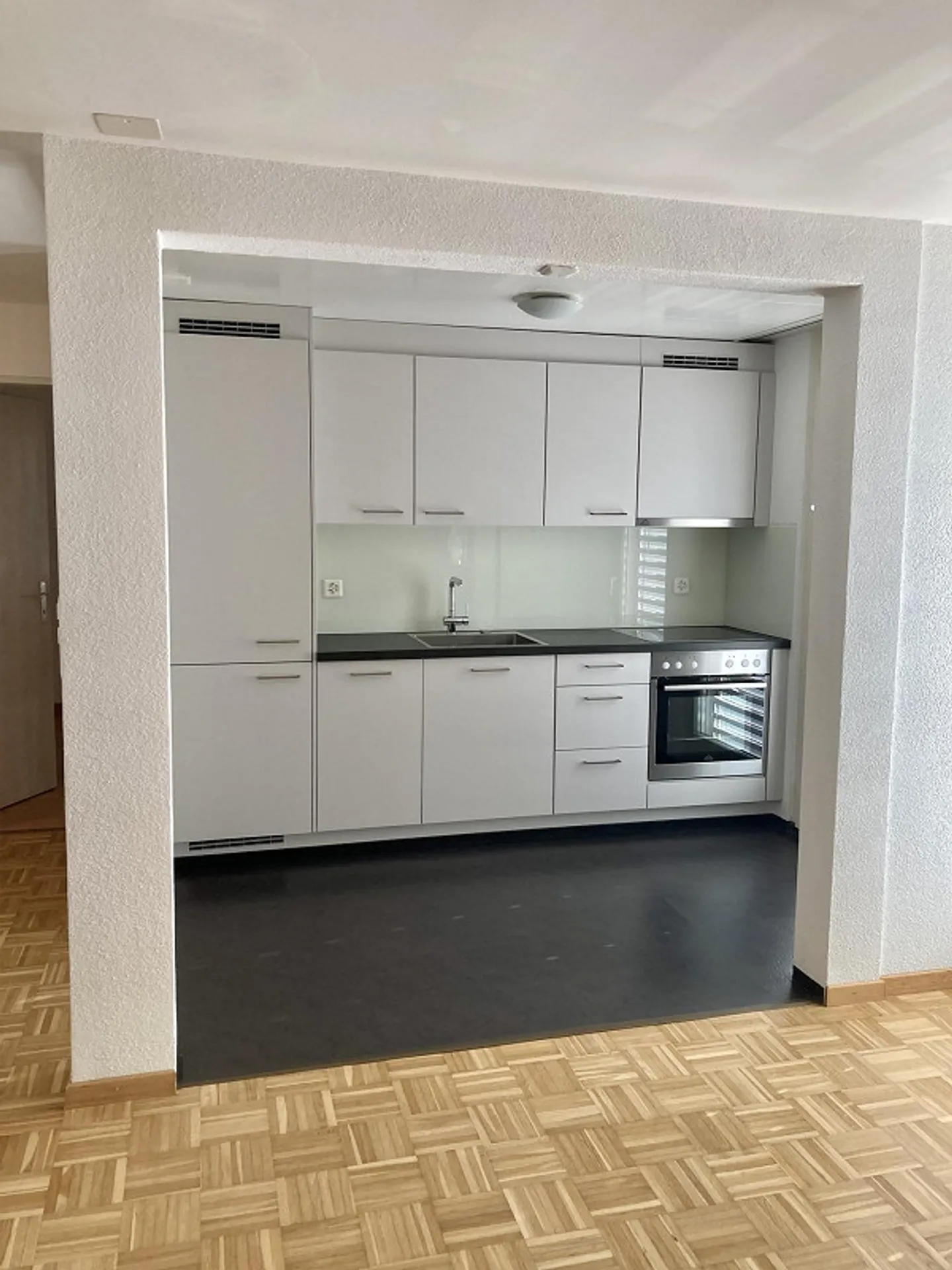 2.5 Room Apartment in a Sunny and Central Location - Photo 4 of 7