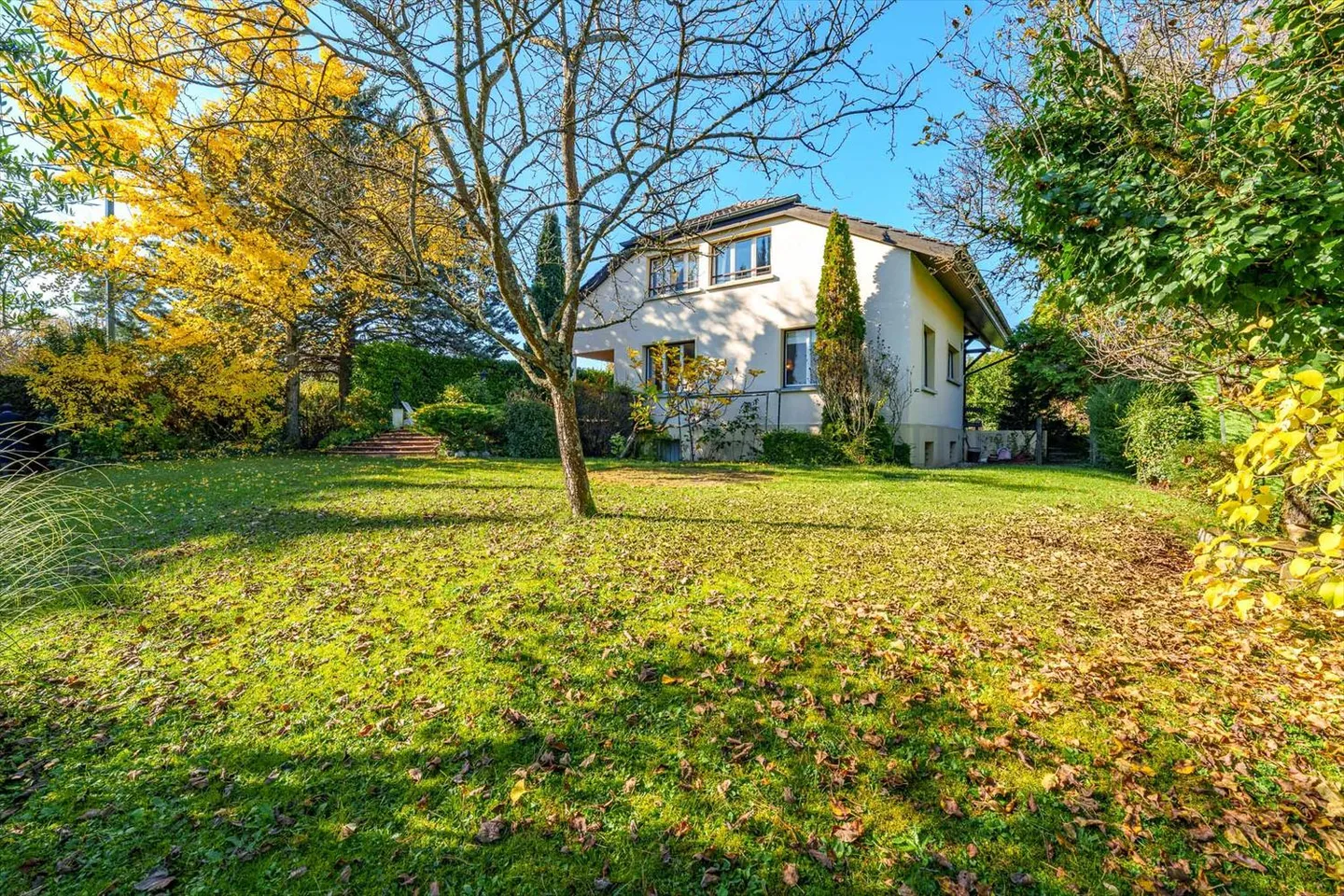 Villa indipendente con 6 camere in zona residenziale - Foto 1 di 12