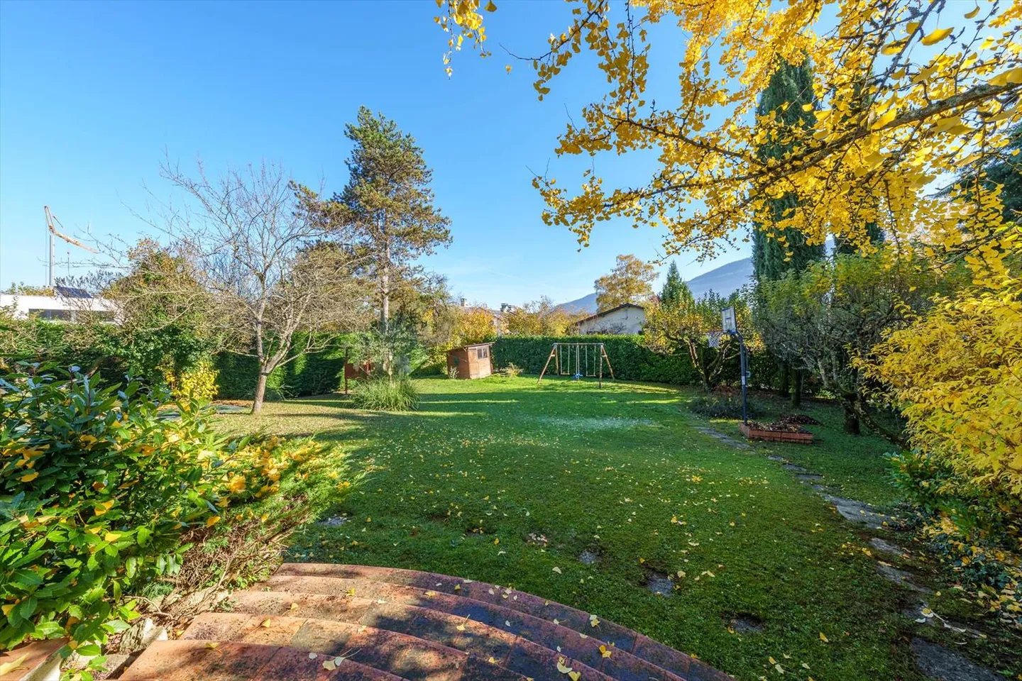 Villa indipendente con 6 camere in zona residenziale - Foto 2 di 12