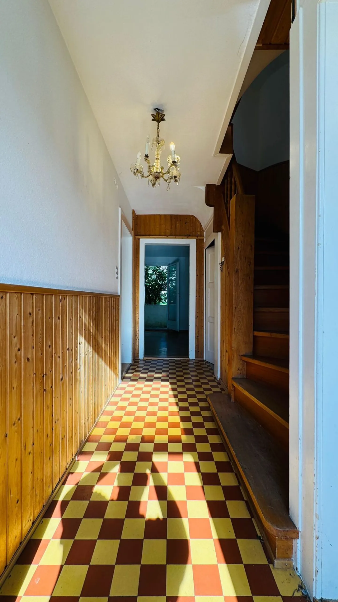 Affascinante casa a schiera di 5,5 stanze con giardino nel quartiere Neubad - con grande potenziale - Foto 3 di 17