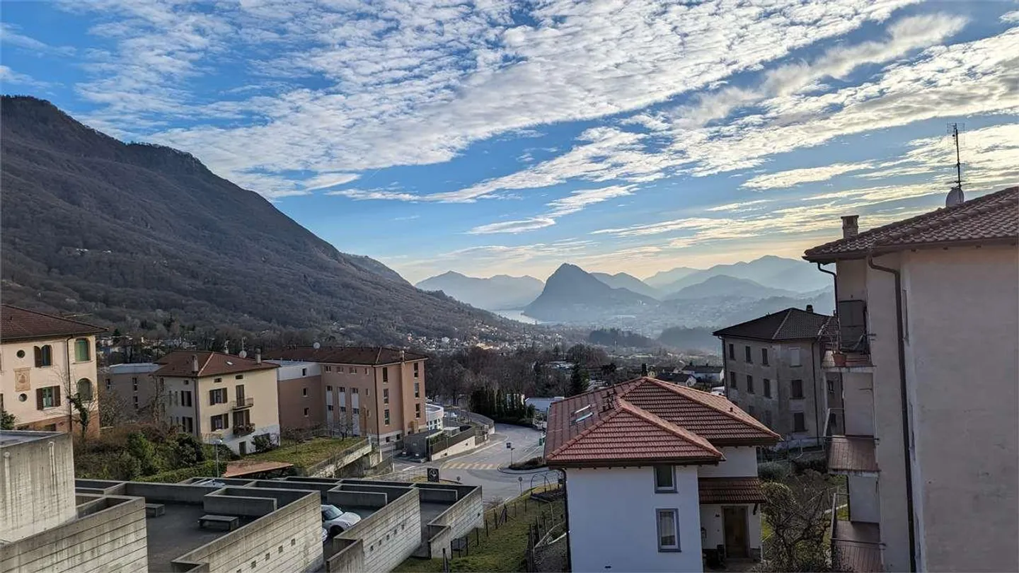 Sonvico - Spectacular and Characteristic 6.5 Rooms on Multiple Levels with - Photo 3 of 12