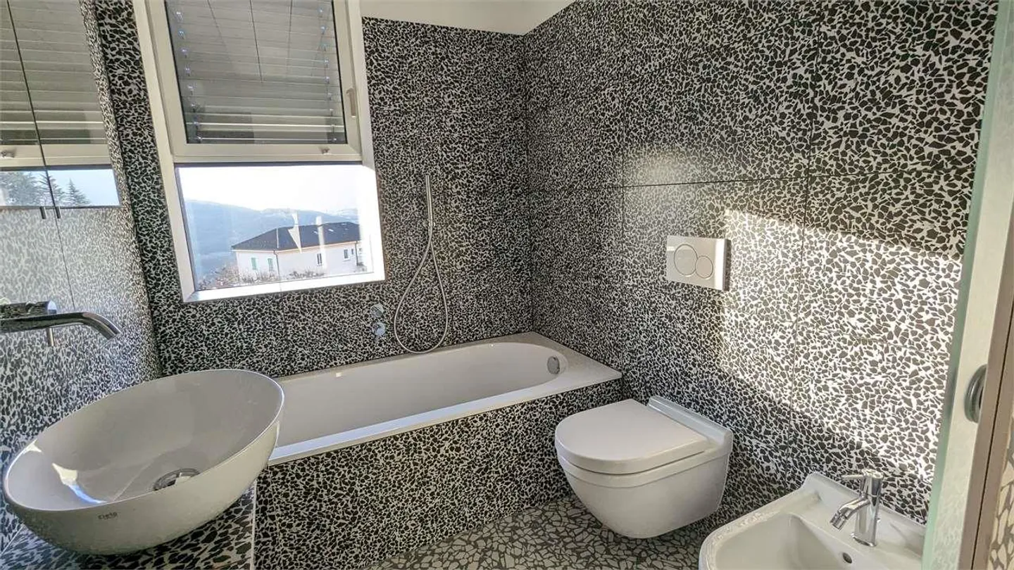 Sonvico - Spectacular and Characteristic 6.5 Rooms on Multiple Levels with - Photo 9 of 12