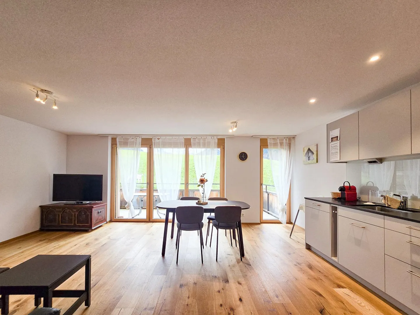 Appartement moderne 2.5 pièces avec balcon et belle vue à Kandergrund - Photo 6 sur 21