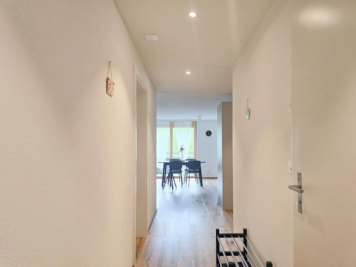 Appartement moderne 2.5 pièces avec balcon et belle vue à Kandergrund - Photo 4 sur 21